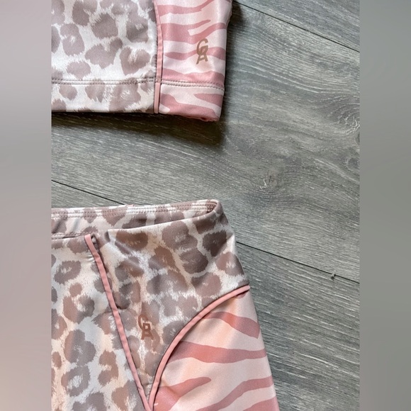 Good American Electric Feel Animal Print Biker Shorts & upper cut Sports bra - Picture 11 of 15
